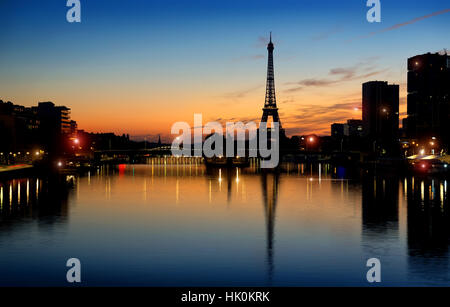 Am frühen Morgen über Eiffelturm und Wolkenkratzer in Paris, Frankreich Stockfoto
