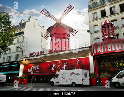 PARIS, Frankreich - 24. August 2016: Nachtclub Moulin Rouge in Paris bei Sonnenaufgang, Frankreich Stockfoto