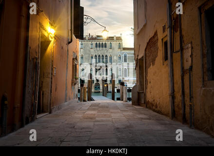 Gasse in Venedig führt zu einem Pier, Italien Stockfoto