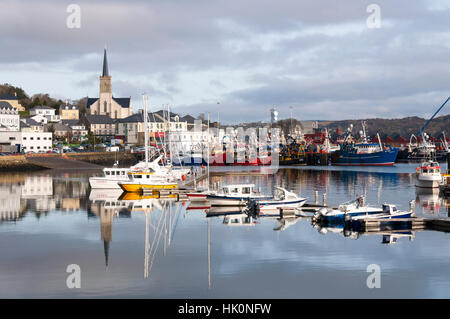 Yachten, Motorboote, Angeln vertäut am Killybegs kleine Handwerk Harbour Marina, County Donegal, Irland Stockfoto