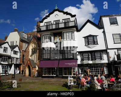 St.-Martins Kirche (links) und Mols Coffee House (1596), Cathedral Close, Exeter, Devon. Stockfoto