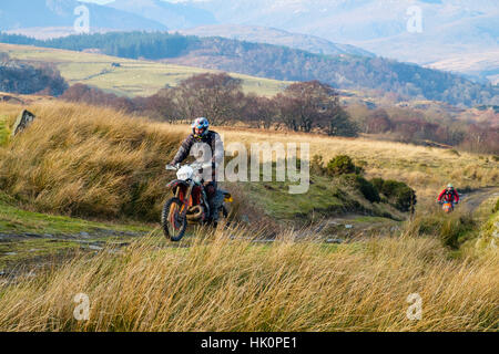 Männer reiten ein Dirt Bike auf einem Multi-country Track in Snowdonia National Park. Capel Curig, Conwy, Wales, Großbritannien, Großbritannien. Stockfoto