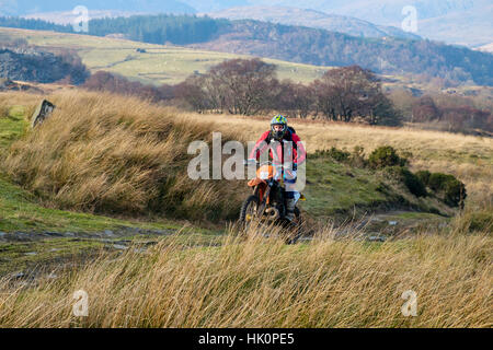 Ein Mann, der auf einem Dirt Bike auf einem Multi-country Track in Snowdonia National Park. Capel Curig, Conwy, Wales, Großbritannien, Großbritannien. Stockfoto