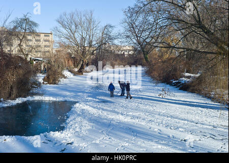 Menschen spielen auf den zugefrorenen Fluss Nit in Nove Zamkey Slowakei mit der Temperatur bei minus 10 ° c Stockfoto