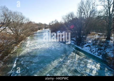 Die gefrorenen Fluss Nitra in der Slowakei Nove Zamky mit Temperaturen um minus 12 Celsius. Januar 2017 Stockfoto