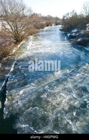 Die gefrorenen Fluss Nitra in der Slowakei Nove Zamky mit Temperaturen um minus 12 Celsius. Januar 2017 Stockfoto