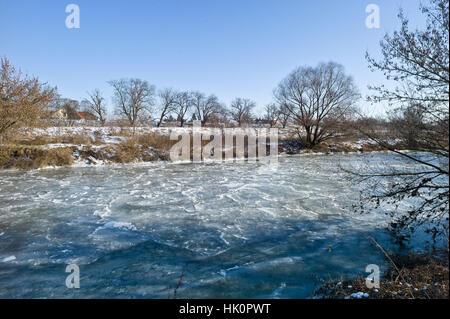 Die gefrorenen Fluss Nitra in der Slowakei Nove Zamky mit Temperaturen um minus 12 Celsius. Januar 2017 Stockfoto