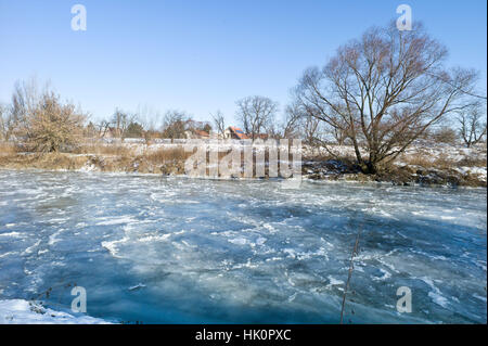 Die gefrorenen Fluss Nitra in der Slowakei Nove Zamky mit Temperaturen um minus 12 Celsius. Januar 2017 Stockfoto