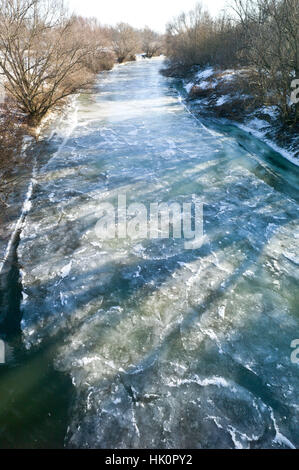 Die gefrorenen Fluss Nitra in der Slowakei Nove Zamky mit Temperaturen um minus 12 Celsius. Januar 2017 Stockfoto