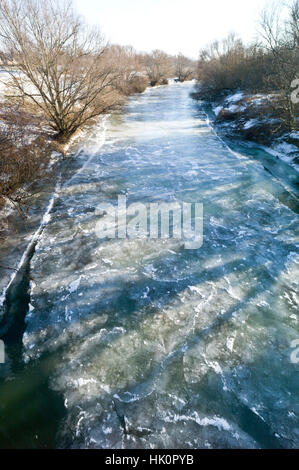 Die gefrorenen Fluss Nitra in der Slowakei Nove Zamky mit Temperaturen um minus 12 Celsius. Januar 2017 Stockfoto