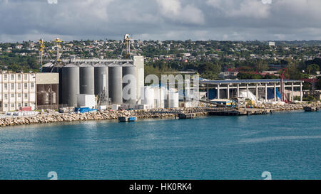 Getreidesilos am Frachthafen auf Barbados Stockfoto