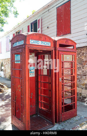 Zwei alte rote Telefonzellen auf Antigua Stockfoto