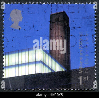 UK - CIRCA 2000: Eine gebrauchte UK Briefmarke, ein Bild von der Außenseite der herrlichen Tate Modern Gallery in London. Stockfoto