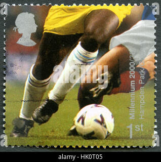 Großbritannien - CIRCA 2000: Eine gebrauchte Briefmarke aus dem Vereinigten Königreich, zum Gedenken an Hampden Park Fußballstadion in Glasgow, Schottland. Stockfoto