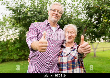 gerne älteres paar umarmt im Sommergarten Stockfoto