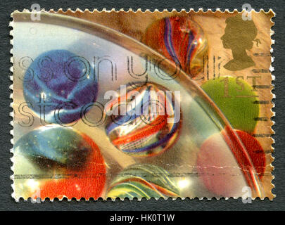 Großbritannien - ca. 1992: Eine gebrauchte Briefmarke aus dem Vereinigten Königreich, ein Bild von verschiedenen farbigen Murmeln, ca. 1992. Stockfoto
