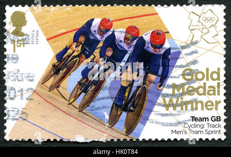 UK - ca. 2012: Eine gebrauchte Briefmarke aus dem Vereinigten Königreich, GBs Mens Team Teamsprint gold Medaille in der Radsport-Event zu feiern. Stockfoto