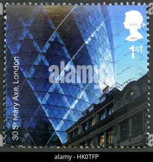 UK - CIRCA 2006: Eine Briefmarke aus dem Vereinigten Königreich, die moderne Architektur der 30 St. Mary Axe, auch bekannt als The Gherkin darstellt. Stockfoto