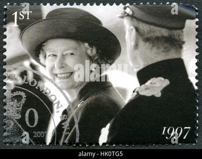 Vereinigtes Königreich - CIRCA 2007: Eine gebrauchte Briefmarke aus dem Vereinigten Königreich, zeigt ein Porträt von einem lächelnden Königin Elizabeth II. im Jahr 1997. Stockfoto