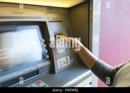 Nahaufnahme von Frau Karte an Geldautomaten Stockfoto