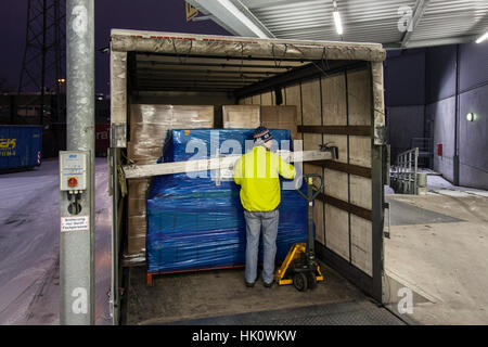 Beladen ein LKW auf der Rampe Stockfoto
