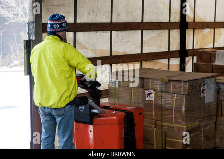 Beladen ein LKW auf der Rampe Stockfoto