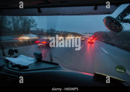 Blick vom ein Taxi auf der Straße im Winter im Dunkeln Stockfoto