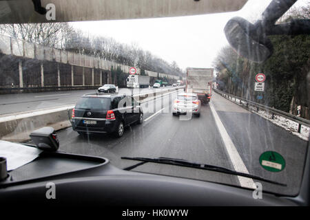 Blick durch die Windschutzscheibe auf die Autobahn A46 in der Nähe Wuppertal Stockfoto