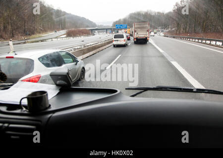 Blick durch die Windschutzscheibe auf die Autobahn A46 in der Nähe Wuppertal Stockfoto