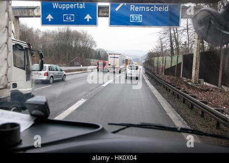 Blick durch die Windschutzscheibe auf die Autobahn A46 in der Nähe Wuppertal Stockfoto