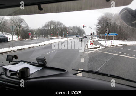 Blick durch die Windschutzscheibe auf die Autobahn A46 in der Nähe Wuppertal Stockfoto