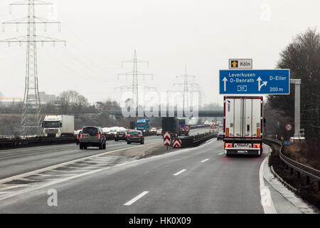 Blick durch die Windschutzscheibe auf die Autobahn A46 in der Nähe Wuppertal Stockfoto