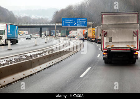 Blick durch die Windschutzscheibe auf die Autobahn A46 in der Nähe Wuppertal Stockfoto