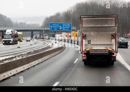 Blick durch die Windschutzscheibe auf die Autobahn A46 in der Nähe Wuppertal Stockfoto