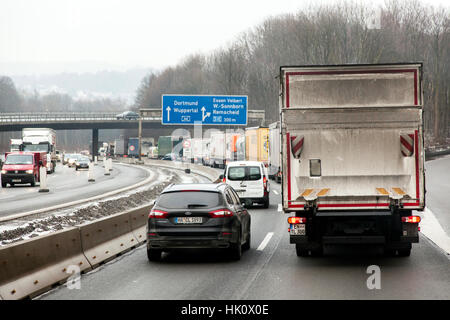 Blick durch die Windschutzscheibe auf die Autobahn A46 in der Nähe Wuppertal Stockfoto