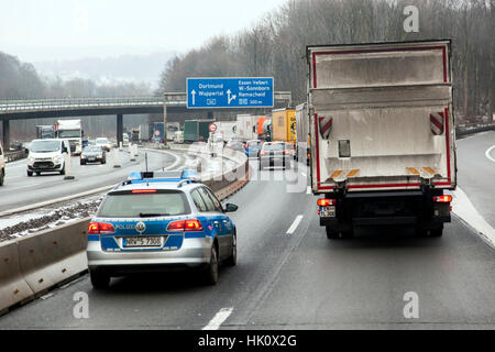 Blick durch die Windschutzscheibe auf die Autobahn A46 in der Nähe Wuppertal Stockfoto