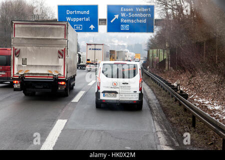 Blick durch die Windschutzscheibe auf die Autobahn A46 in der Nähe Wuppertal Stockfoto