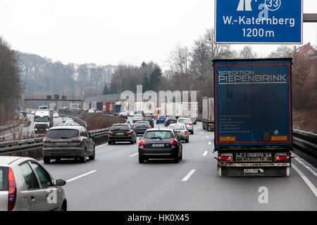 Blick durch die Windschutzscheibe auf die Autobahn A46 in der Nähe Wuppertal Stockfoto