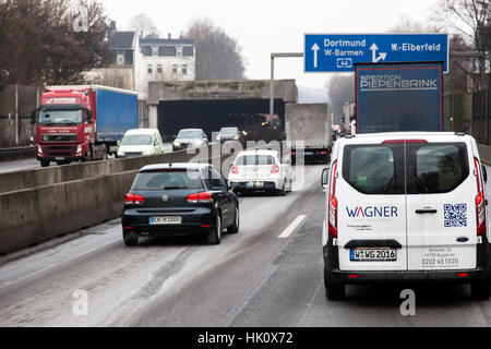 Blick durch die Windschutzscheibe auf die Autobahn A46 in der Nähe Wuppertal Stockfoto