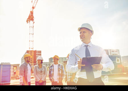 glückliche Bauherren und Architekten auf Baustelle Stockfoto