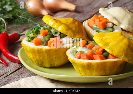 Runder Strauch Kürbis gebacken mit Gemüse Closeup am Tisch horizontal Stockfoto
