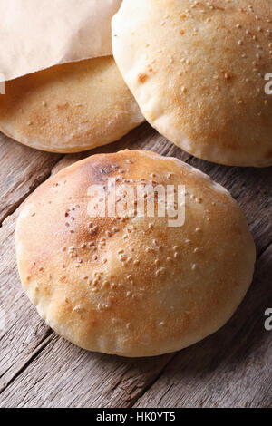 frisch gebackenes Fladenbrot auf einem Holztisch Nahaufnahme vertikal von oben Stockfoto