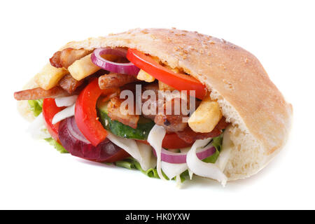 leckeren Döner mit Fleisch, Gemüse und Pommes frites in Pita Brot Closeup isoliert auf weißem Hintergrund horizontale Stockfoto