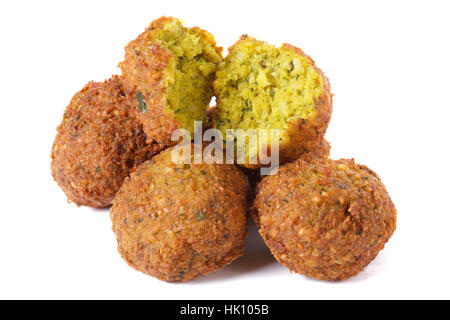 ganze und halbe Falafel isoliert auf einem weißen Hintergrund closeup Stockfoto