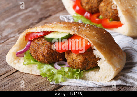 Falafel mit Gemüse in Pita Brot Nahaufnahme auf Holztisch horizontale Stockfoto