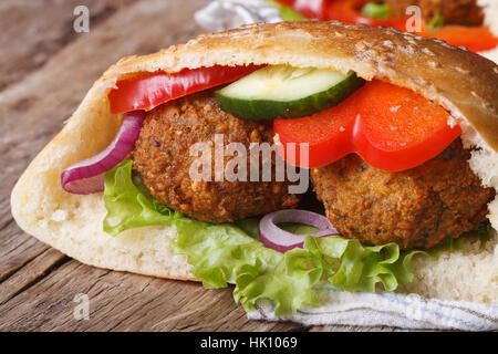 Falafel mit frischem Gemüse in Pita Brot Nahaufnahme auf Holztisch horizontale Stockfoto