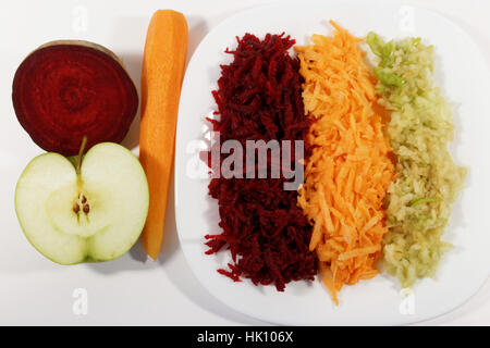 Gesundes Frühstück, geriebenen Apfel, Karotte und rote Beete Stockfoto