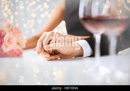Nahaufnahme von Verlobten, die Hand in Hand Stockfoto
