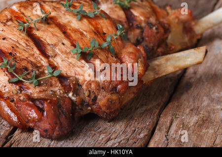 zwei heiße saftige Schweineschnitzel mit Thymian-Makro auf ein alter Tisch horizontal Stockfoto