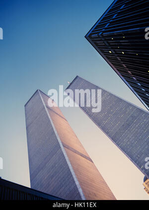 Die original World Trade Center Twin Towers bei Dämmerung mit Sonnenlicht Harken der Gebäude Stockfoto